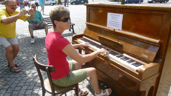 007 Kutná Hora-klavíristka Dáša